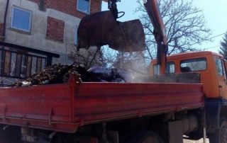 камион-с-щипка-товари-отпадъци